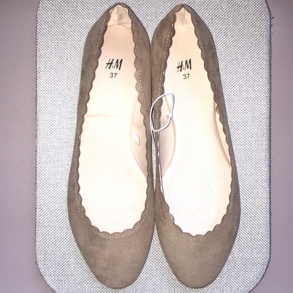 H&M tan/nude scalloped suede flats size 7